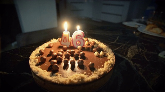 生日蛋糕上的生日蜡烛，庆祝46岁生日视频素材