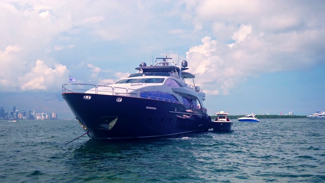 巨大的游艇停泊在比斯坎湾佛罗里达迈阿密视频下载