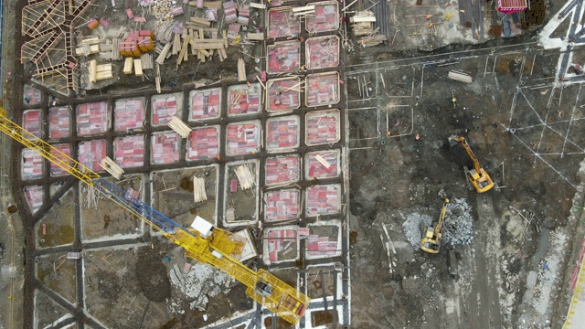 无人机鸟瞰图的建筑工地与基础，工人和提取视频素材