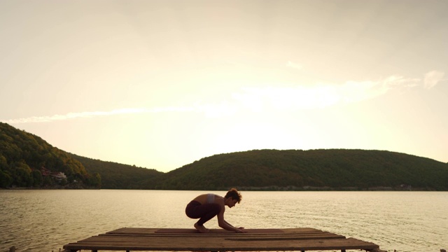 在湖上练习瑜伽的女人视频下载