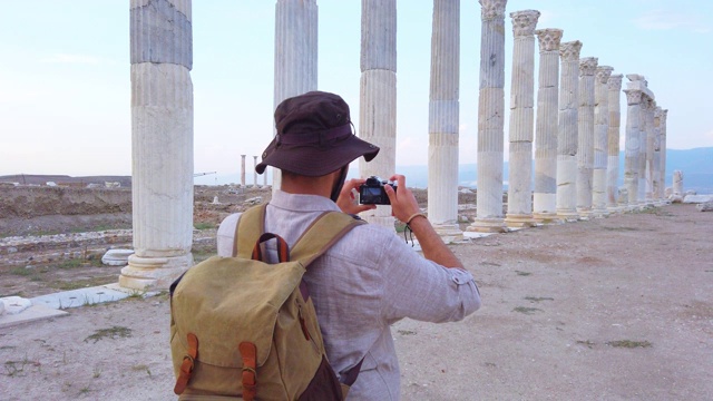 一名游客摄影师正在Lycus Pamukkale上的老底嘉遗址拍摄照片视频素材