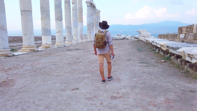 旅游摄影师正走在古遗址老底嘉在吕库斯Pamukkale视频素材