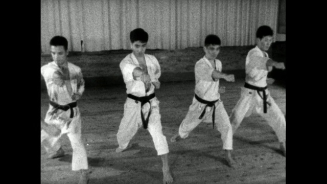 男空手道学生在东京道场练习动作;1959视频下载