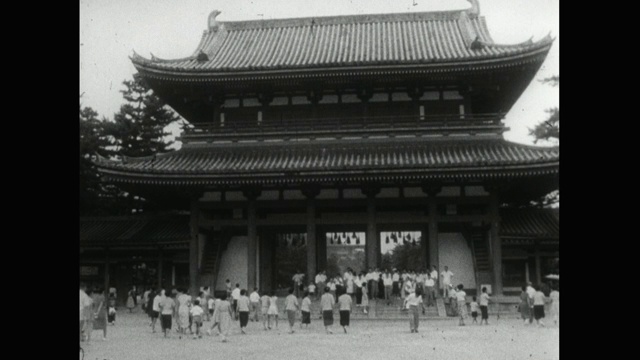 在京都平安神祠门口的人群;1959视频下载