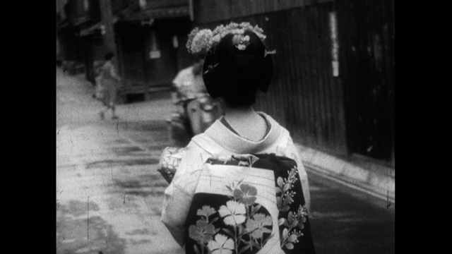 艺伎走在京都东山区的街道上;1959视频素材