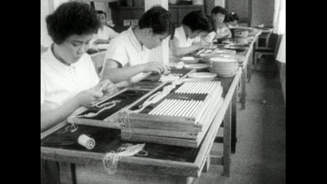 珍珠养殖场女子串珠团队;1959视频素材