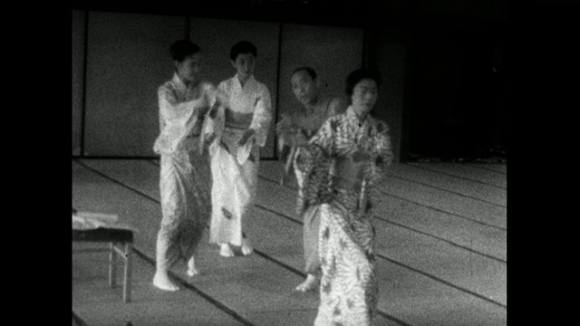 WS艺伎培训生在艺伎学校学习舞蹈;1959视频素材