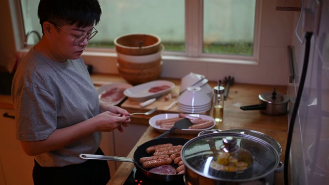 亚洲华人妇女在厨房为家人准备早餐视频素材