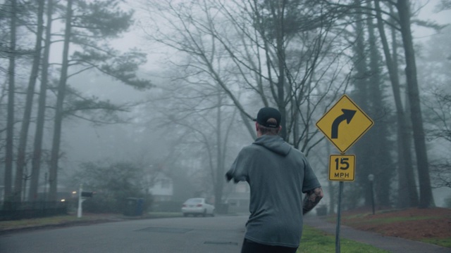 适应性运动员在晨练时绕着居民区的街角跑视频素材