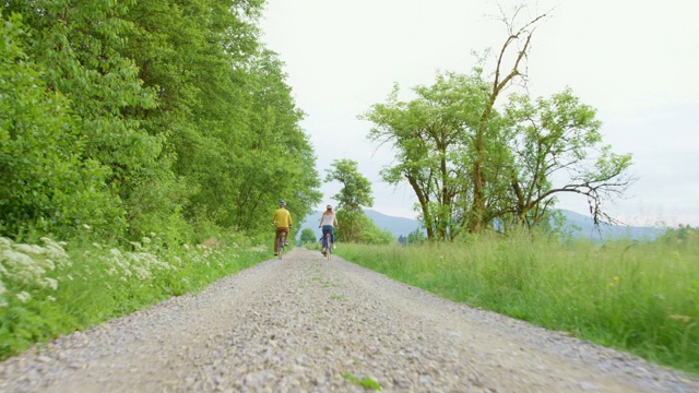 SLO MO TS自然界中三辆自行车的家庭视频下载