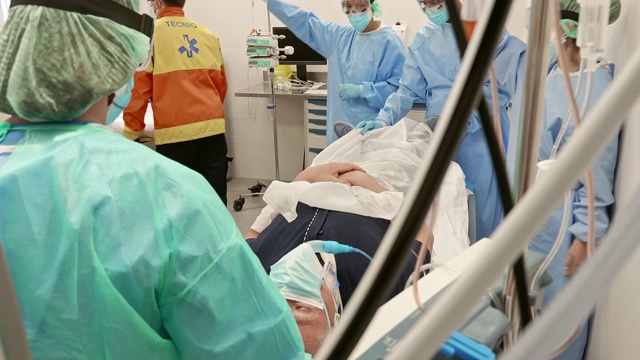 医护人员在紧急担架上移动病人视频素材