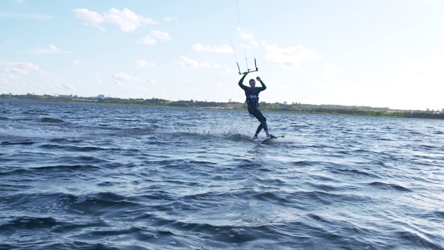风筝滑板在海浪上滑行。刻苦训练视频下载