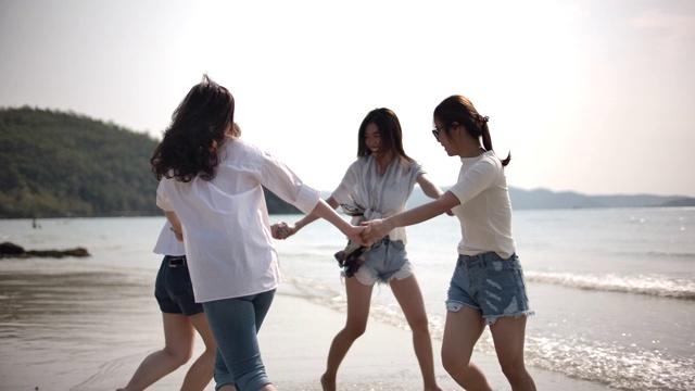 亚洲女性朋友在海滩上的乐趣视频素材