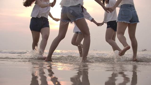 亚洲女性朋友在海滩上的乐趣视频素材