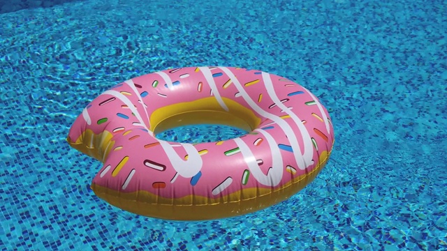 粉色充气甜甜圈漂浮在4K游泳池视频下载