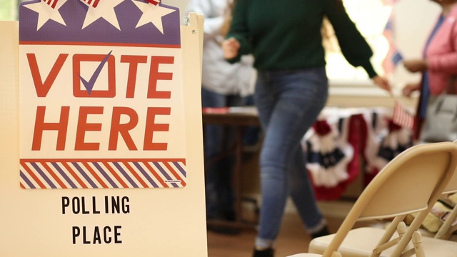 在这里投票。在美国大选中，美国人在投票站登记投票。视频素材