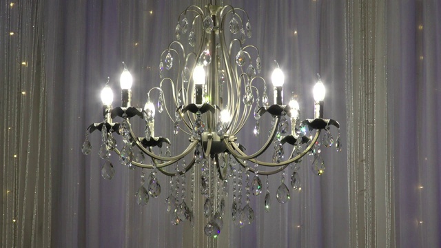 豪华的大型水晶吊灯悬挂在宫殿里。视频素材