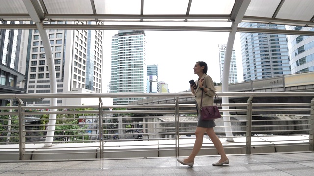 行走在城市中的亚洲女商人视频素材