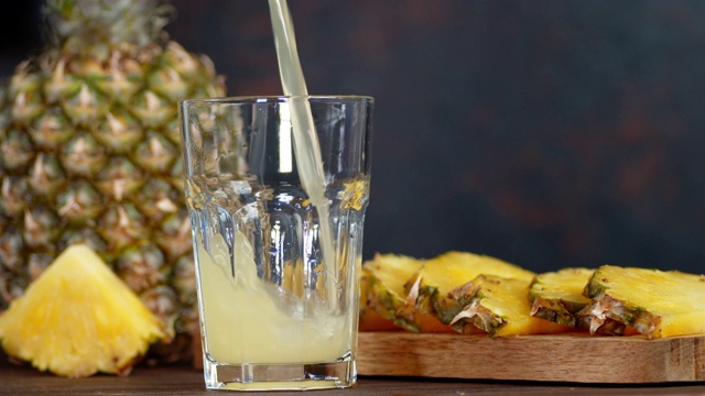 熟透的菠萝汁倒入玻璃杯中。视频下载