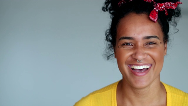 自信的年轻黑人妇女自发的微笑和大笑视频素材
