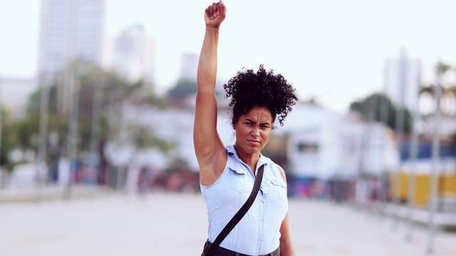 女性政治活动家在空中举起拳头视频素材