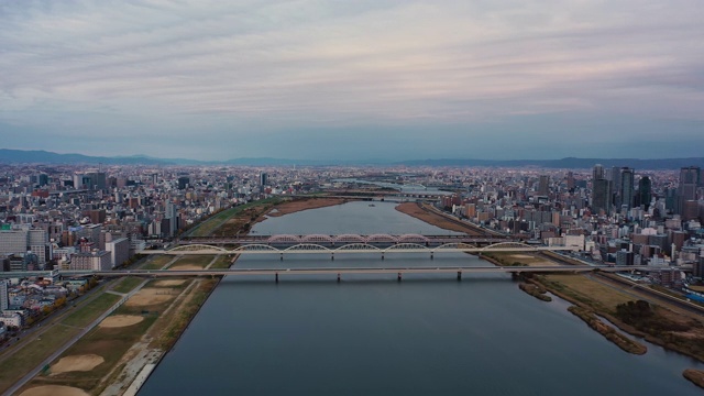 日本大阪市的河流和建筑。视频素材