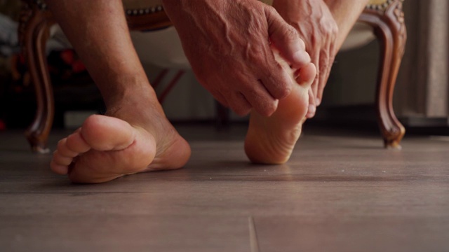 年长男人的脚视频素材