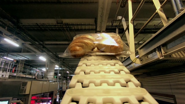 牛角面包是用透明塑料包装的视频下载