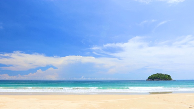 普吉岛海滩海，海滩海在夏天的阳光。泰国普吉岛卡塔海滩。视频下载