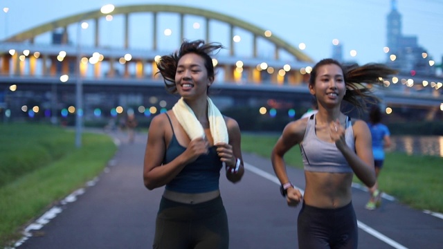 年轻女子在城市公园路上慢跑视频素材