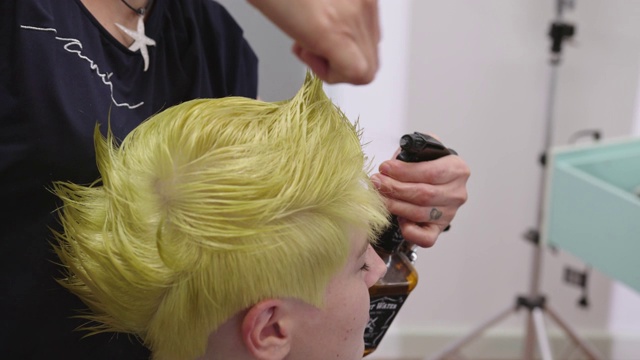 理发师用喷雾器把顾客的头发喷湿视频下载