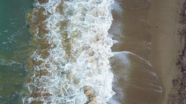 海浪从上面的无人机视图视频下载