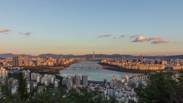 从白天到夜晚的城市景观延时与乐天世界大厦和Seongsudaegyo大桥在汉江/ Seongdong-gu和江南谷，首尔，韩国视频素材