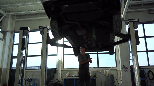 汽车修理工在汽车修理厂工作视频素材