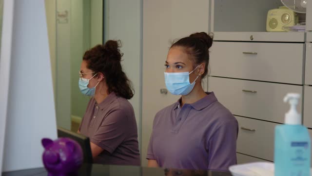 在医院接待处工作的妇女视频下载