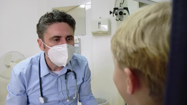 儿科医生用压舌板检查儿童的喉咙视频下载