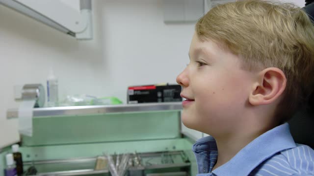 耳鼻喉科医生检查小男孩的喉咙视频下载