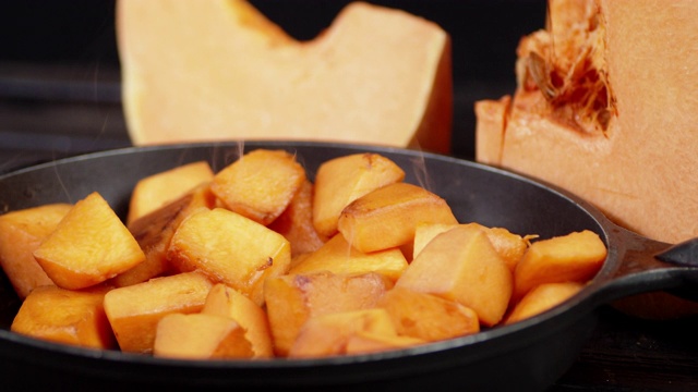 南瓜切片在平底锅中，用热蒸汽慢慢旋转。视频素材