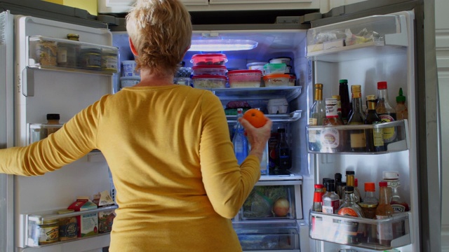 在冰箱里找零食的女人视频素材