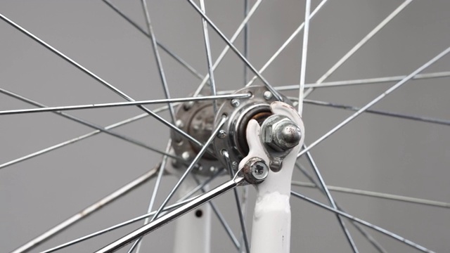 特写前轮毂与编织针在自行车叉视频下载