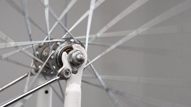 自行车前轮的特写旋转，前轮毂与辐条上的叉。视频下载