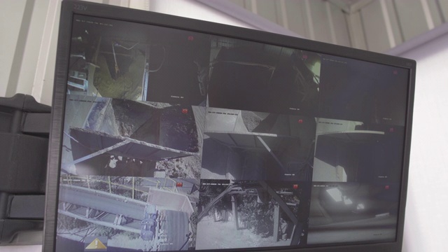 屏幕上有室内监控摄像头。工业生产现场的安全控制。视频下载