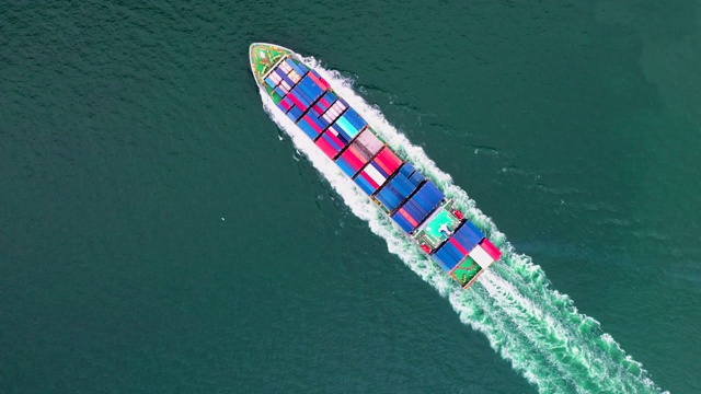 穿越大洋的航空集装箱船视频素材