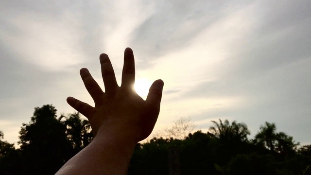 手握阳光，敬拜基督视频素材