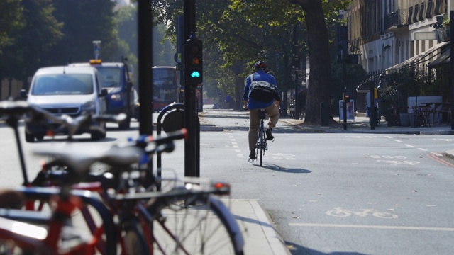 骑自行车穿过城市视频素材