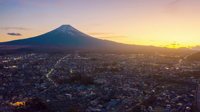 日本山梨县藤吉田市富士山上的日落。视频下载