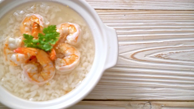 粥或米饭汤与虾仁碗视频素材