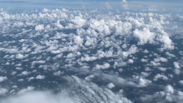 在蓝天白云中飞翔视频素材