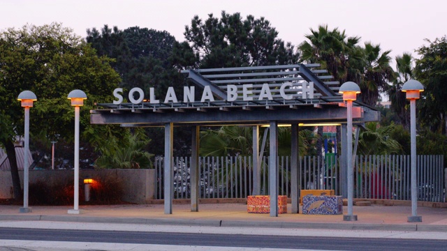 索拉纳海滩公共汽车站视频下载