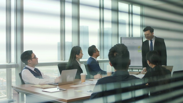 亚洲业务团队在会议室开会视频素材